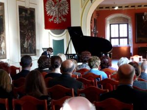 The meeting started traditionally with a piano mini-recital. The soloist was Grzegorz Niemczuk, one of the especially distinguishing young Polish pianists.